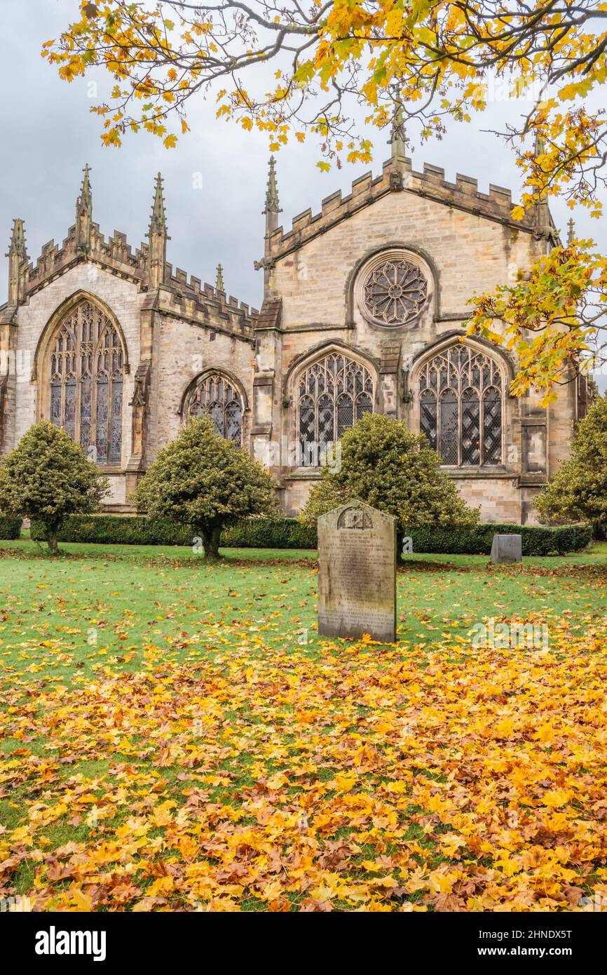 Chiesa parrocchiale di Kendal e foglie d'autunno Foto Stock