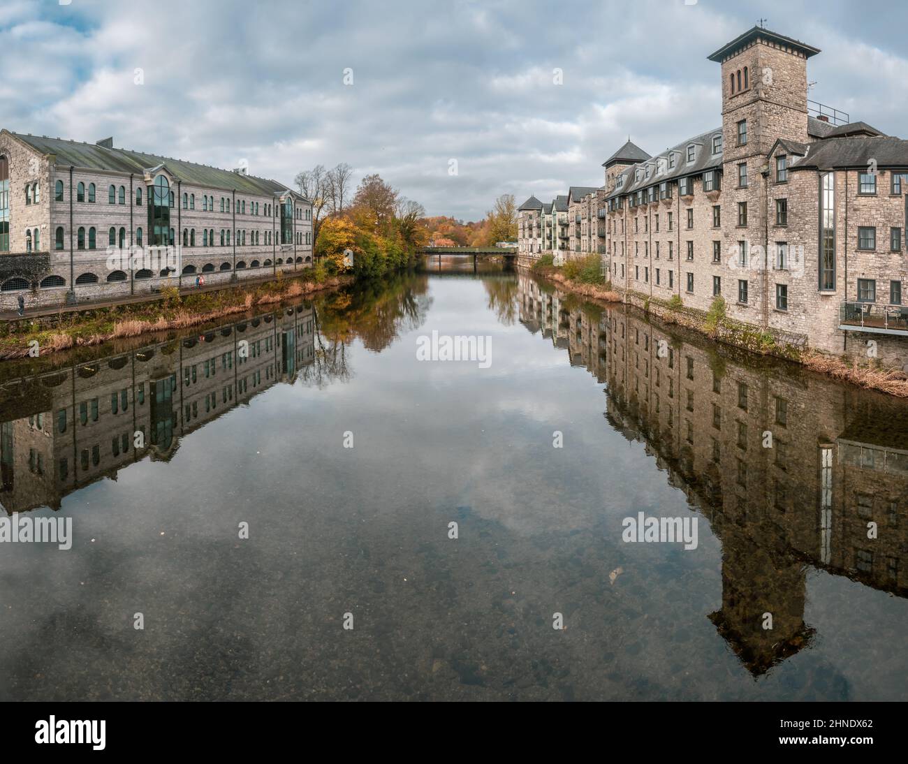 Riflessi perfetti sul fiume Kent a Kendal Foto Stock