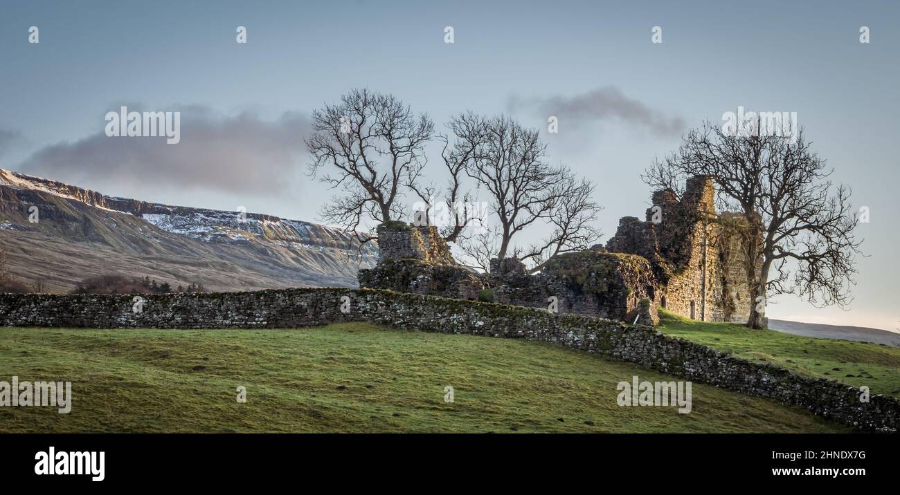 Mallerstang Edge che fa da sfondo al castello di Pendragon Foto Stock