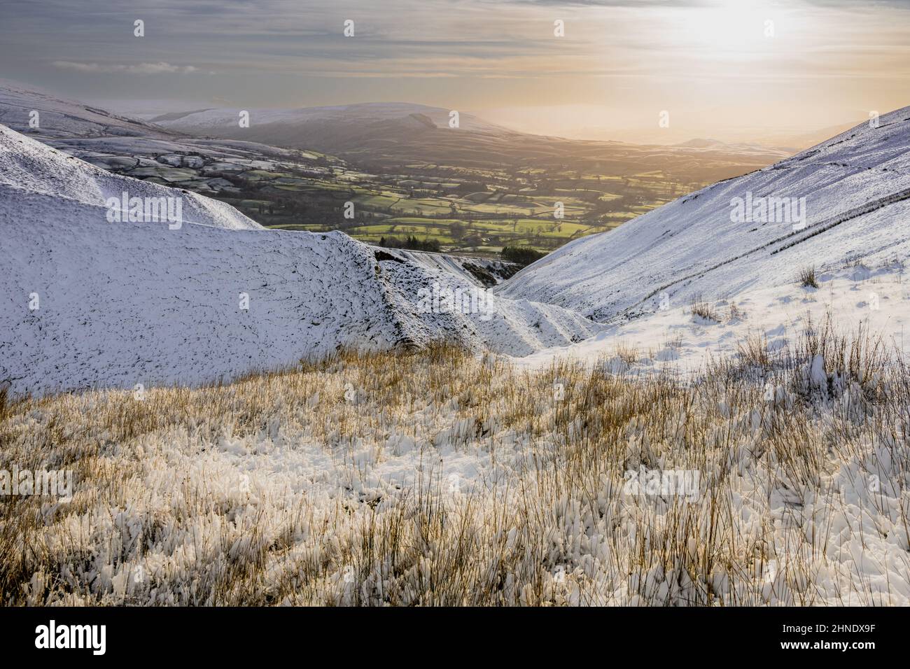 Vista invernale dall'alto di Ashbeck Gill nella neve coperta Howgills Foto Stock
