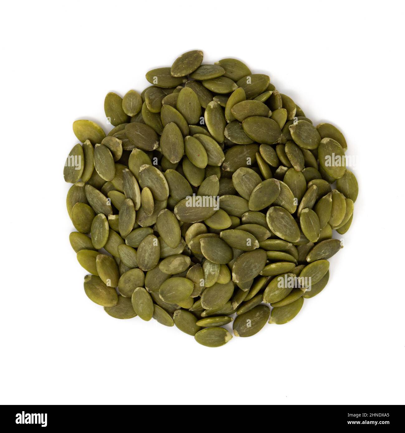 mucchio di semi di zucca verde isolato su sfondo bianco, semi sbucciati crudi, vista dall'alto Foto Stock