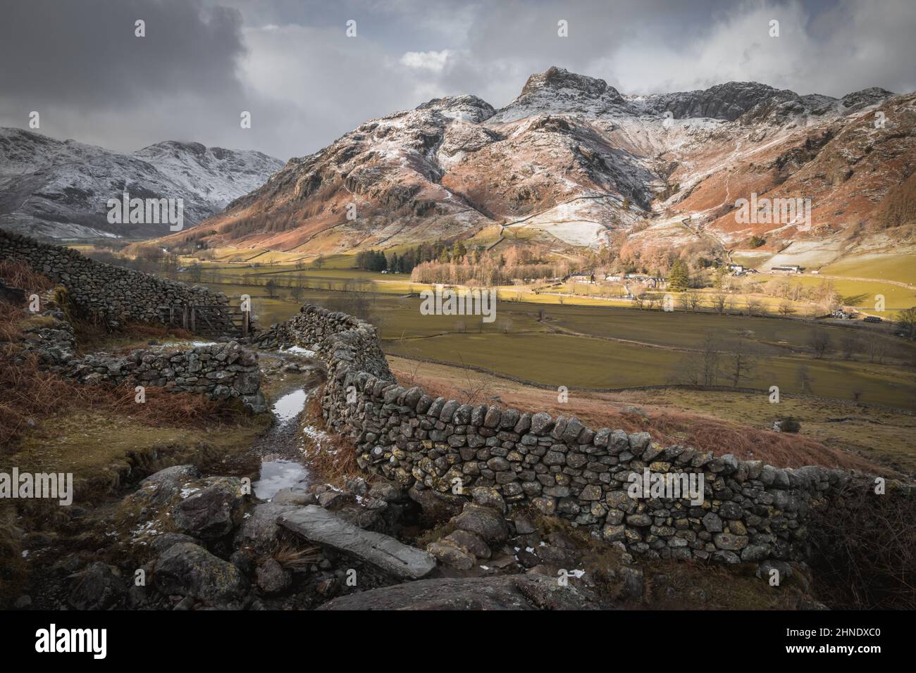 Langdale Pikes in inverno vista attraverso la valle dalla Cumbria Way Foto Stock