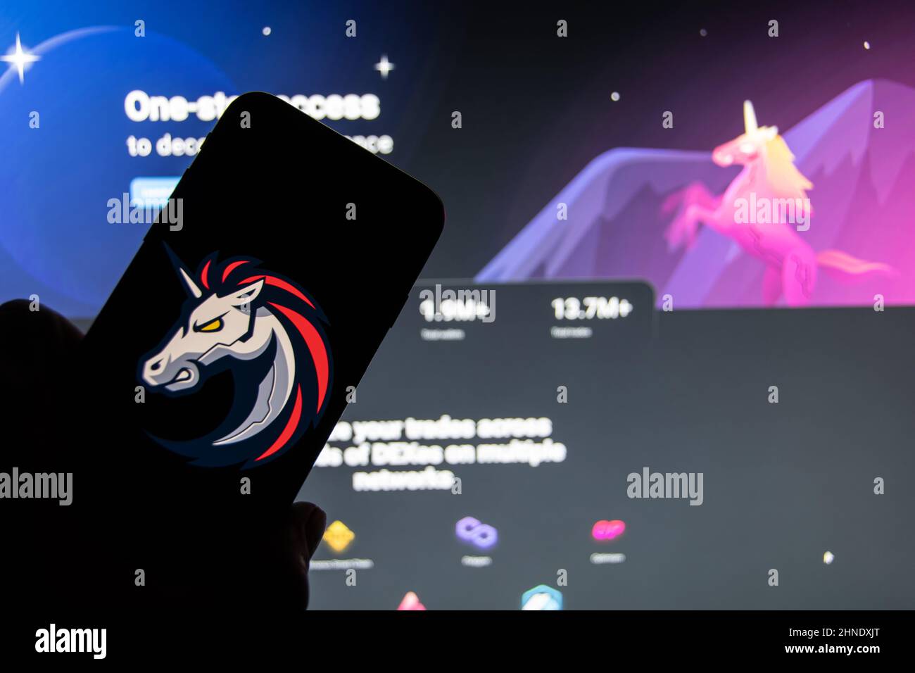 Rheinbach, Germania 15 febbraio 2022, il logo della criptovaluta '1inch' sul display di uno smartphone di fronte al sito web (attenzione al log Foto Stock