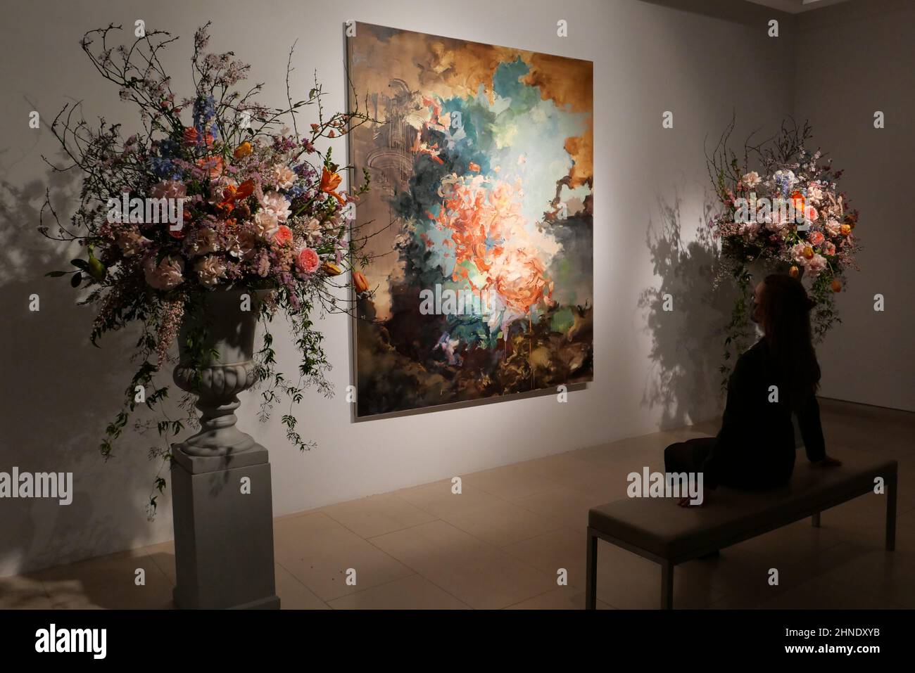 Christie's offrirà il Tu vas me faire rougie di Flora Yuknovich ( mi farete arrossire ) come un momento clou contemporaneo entro il 20 ° / 21 secolo : London Evening sale 1 marzo 2022 . Il dipinto è stato realizzato dal capolavoro del 18° secolo di Fragonard , The Swing , forse il miglior esempio dell'esuberante stile rococò . Flora Yunovich è considerata una delle stelle nascenti del mondo dell'arte contemporanea , stima £250,000-£350,000 Foto Stock