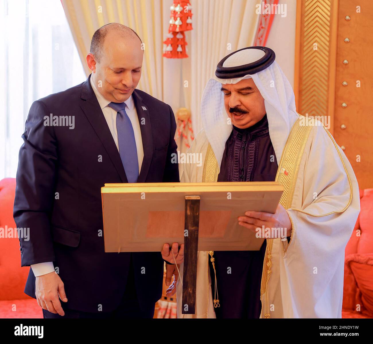 Manama, Bahrain, il 15 febbraio 2022. Il re del Bahrain Hamad bin Issa al Khalifa (destra) riceve il primo ministro israeliano Naftali Bennett, a Manama, Bahrain, il 15 febbraio 2022. Foto di Balkis Press/ABACAPRESS.COM Foto Stock