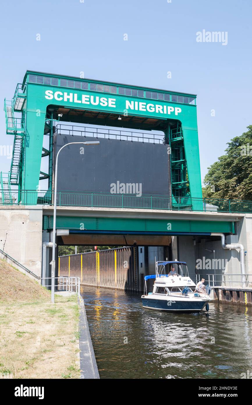 Una barca che passa attraverso la nuova serratura a Niegripp sul canale Elbe-Havel in Sassonia-Anhalt, Germania Foto Stock