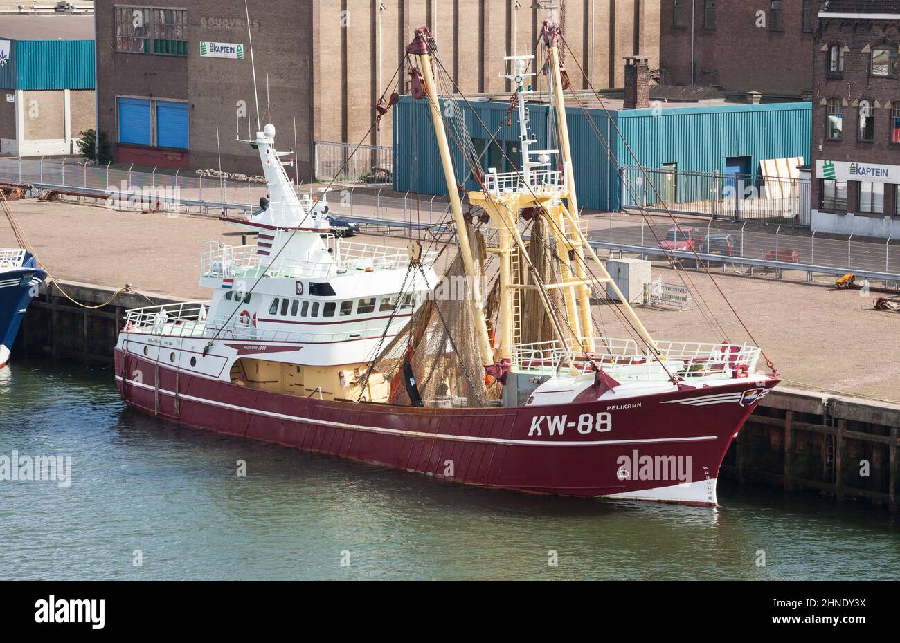 La nave da pesca KW-88 Pelikaan ormeggiata nel porto di Ijmuiden, Paesi Bassi, Europa. Foto Stock