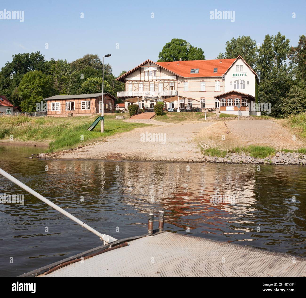 Hotel e ristorante Elbterrasse Wörlitz visto dal fiume Elbe traghetto, Coswig, Sassonia-Anhalt, Germania, Europa Foto Stock