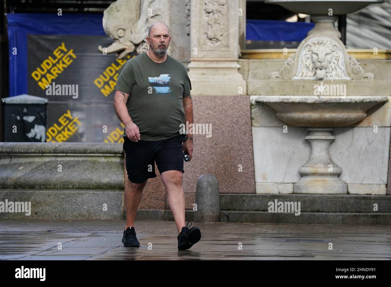 Un uomo cammina nel centro di Dudley prima che Storm Dudley colpisca grandi parti del Regno Unito da mercoledì sera a giovedì mattina, seguito da Storm Eunice, che porterà forti venti e la possibilità di neve il venerdì. Data foto: Mercoledì 16 febbraio 2022. Foto Stock