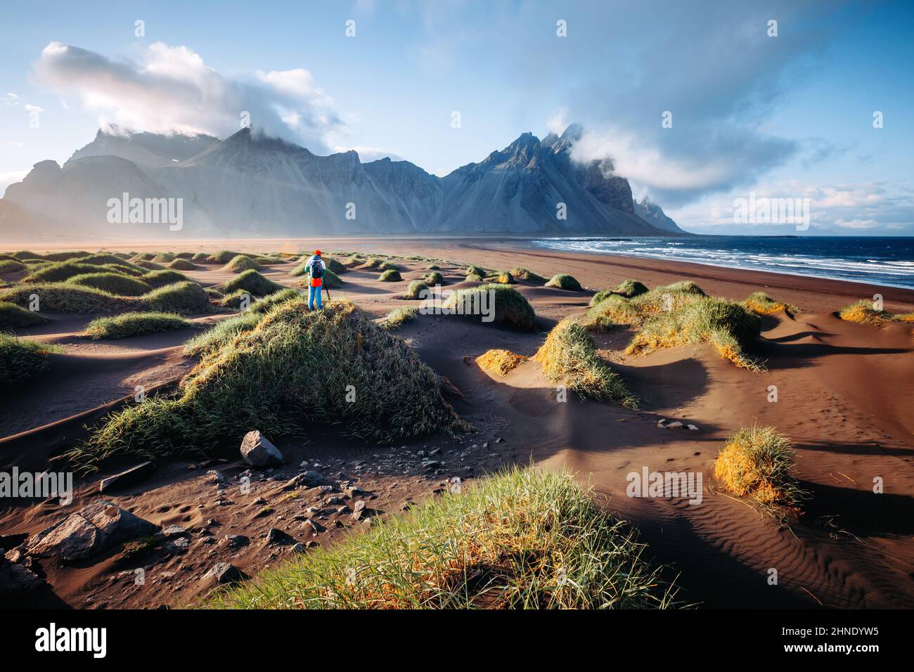 Vista unica sulle verdi colline con dune di sabbia. Location Stokksnes cape, Vestrahorn (Batman Mount), Islanda, Europa. Immagine panoramica dell'attrazione turistica. T Foto Stock
