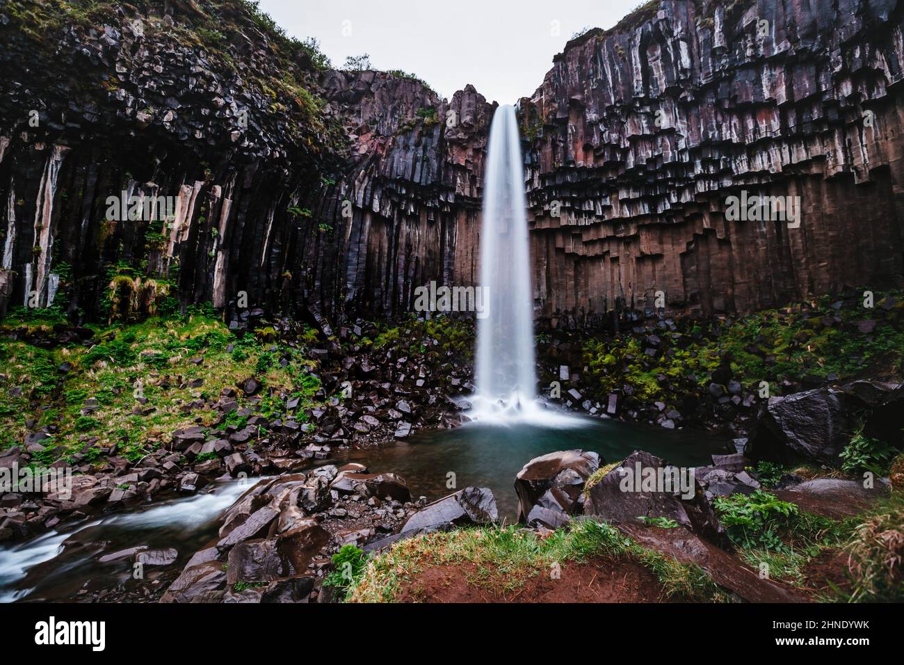 Fantastica vista della cascata Svartifoss. Immagine panoramica della splendida natura del paesaggio. Popolare attrazione turistica. Ubicazione Skaftafell National Park, Vatna Foto Stock