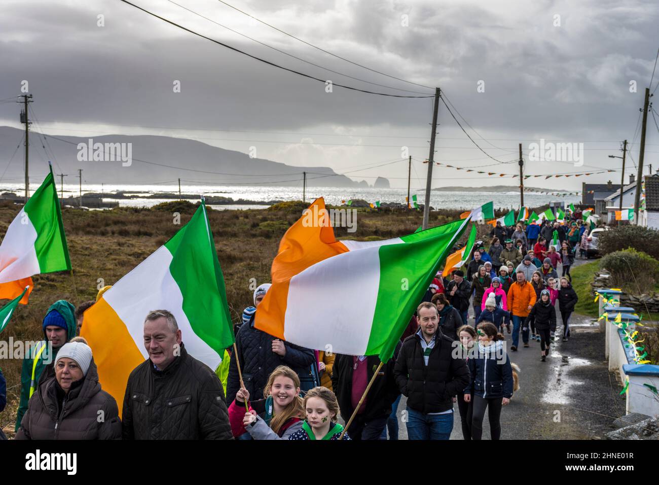 Gli abitanti del villaggio prendono parte alla sfilata del giorno di San Patrizio presso il villaggio costiero dell'Oceano Atlantico di Rosbeg, County Donegal, Irlanda Foto Stock