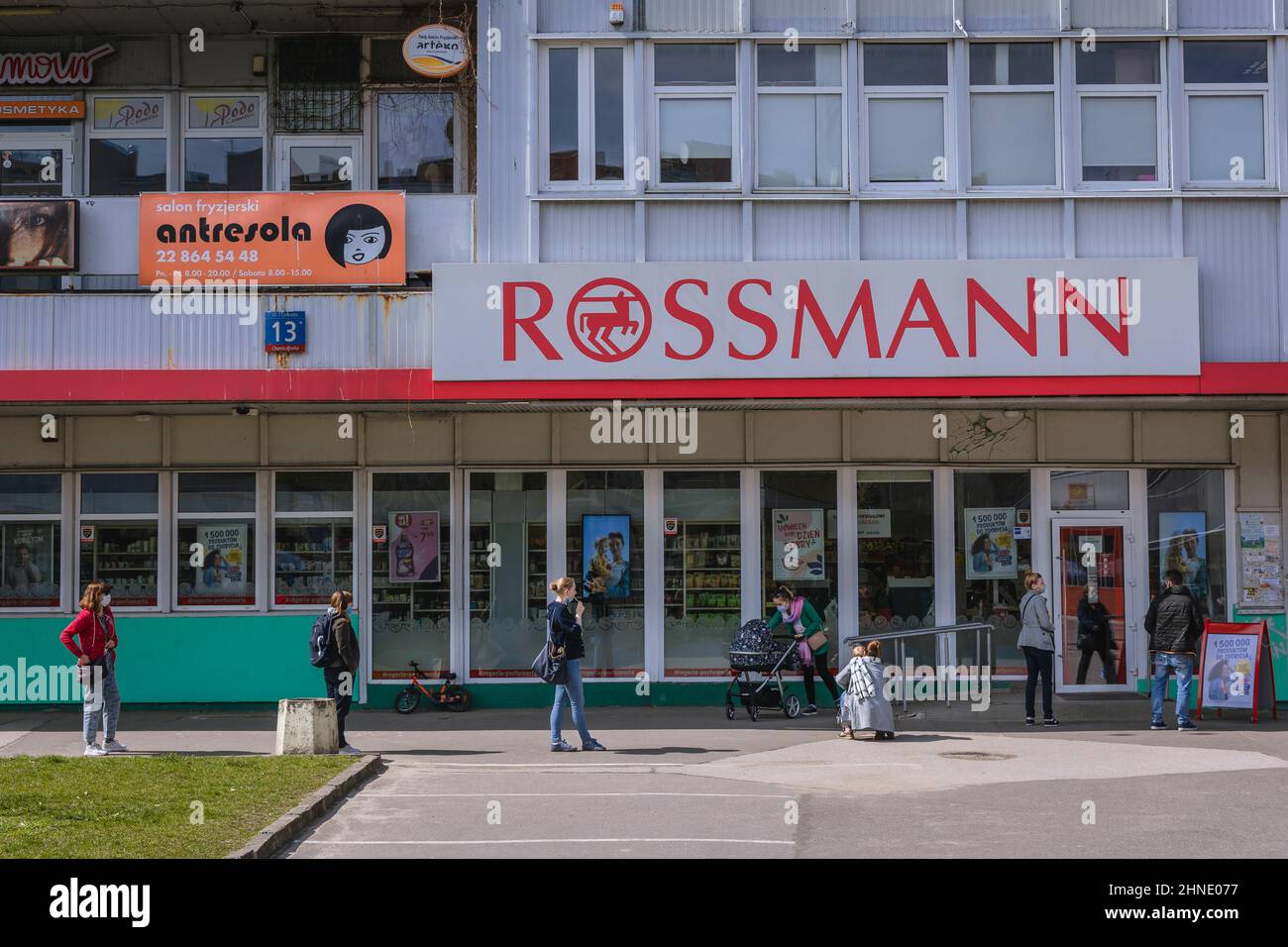 Linea di fronte al negozio di droga Rossmann a Varsavia, capitale della Polonia Foto Stock