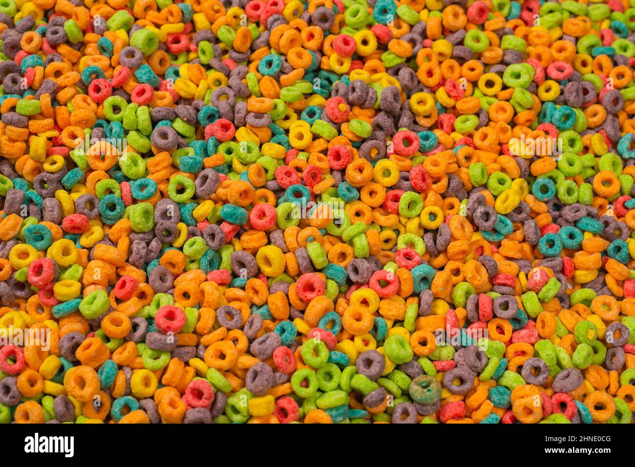 Dolci fiocchi multicolore, anelli di cereali come sfondo. Foto Stock