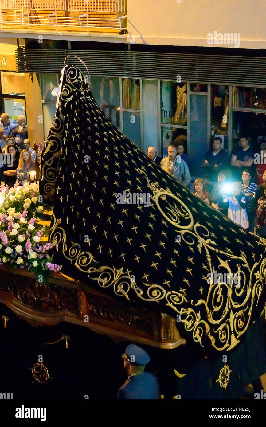 Mantello della Vergine dell'amarezza nella Processione della Confraternita di Gesù nella sua terza caduta del lunedì Santo a Zamora, Spagna. Foto Stock