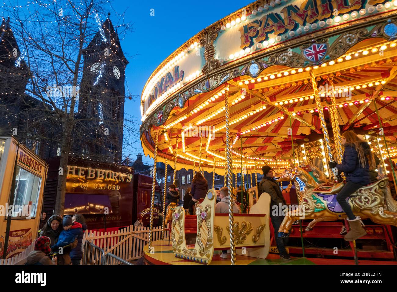 Giostra al mercatino di Natale nel mercato di Newbury, Berkshire, Inghilterra, Regno Unito, Europa Foto Stock