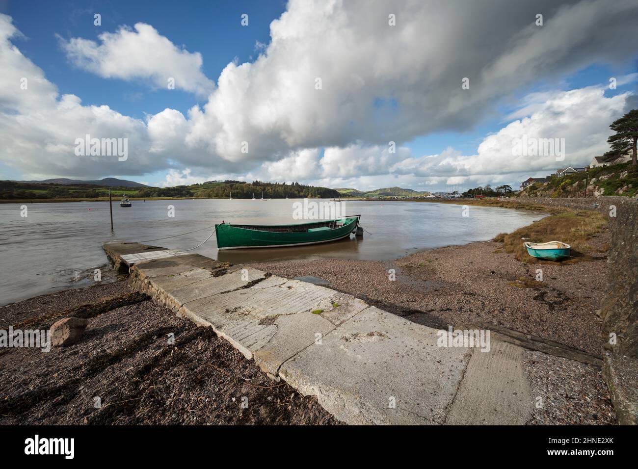 Molo sull'acqua Urr con barca, Kippford, Dalbeattie, Dumfries e Galloway, Scozia, Regno Unito, Europa Foto Stock