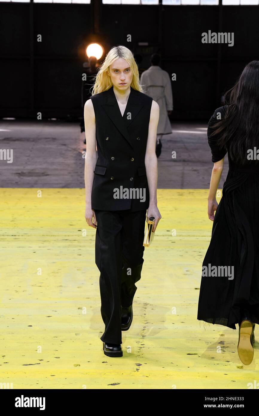 Model Angel Prost cammina sulla pista al Salone di moda Gabriela Hearst durante l'autunno Winter 2022 Collection Fashion Show alla New York Fashion Week di New York, NY il 15 febbraio 2022. (Foto di Jonas Gustavsson/Sipa USA) Foto Stock