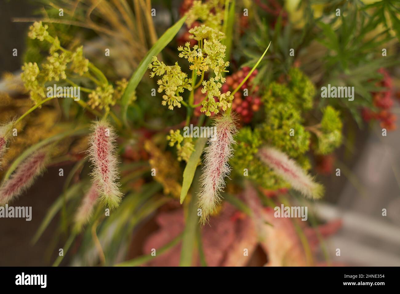 Primo piano - dettagli bouquet di fiori selvatici artificiali per decorare l'interno. Foto Stock