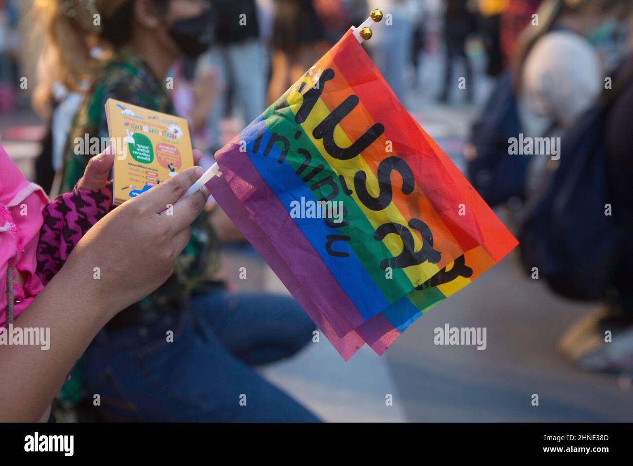 LGBTQ attivista portando LGBTQ Pride bandiera e rose rosse come offerte al dio dell'amore nella speranza di incontrare il loro soulmate. (Foto di Atiwat Siltamethanont/Pacific Press/Sipa USA) Foto Stock