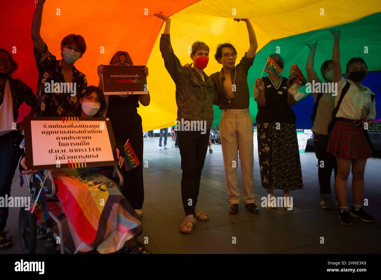 L'attivista LGBTQ marcia con bandiere arcobaleno, urla per lo stesso matrimonio di fronte al cortile del grande magazzino Central World. (Foto di Atiwat Siltamethanont/Pacific Press/Sipa USA) Foto Stock