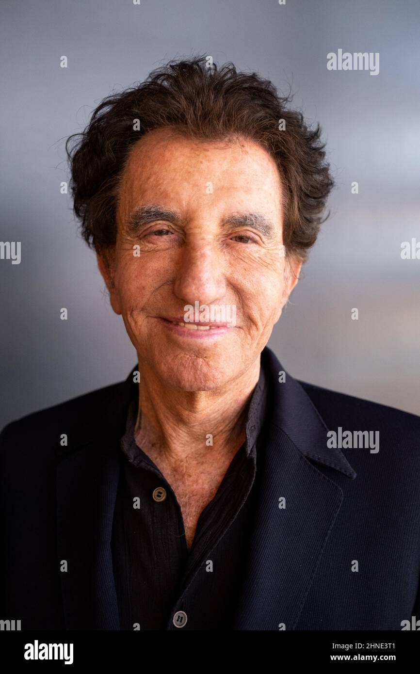 Francia, Parigi, 2022-02-15. Ritratto di Jack Lang, ex Ministro della Cultura e Presidente dell'Istituto del mondo Arabo. Fotografia di Martin Bertrand. Foto Stock