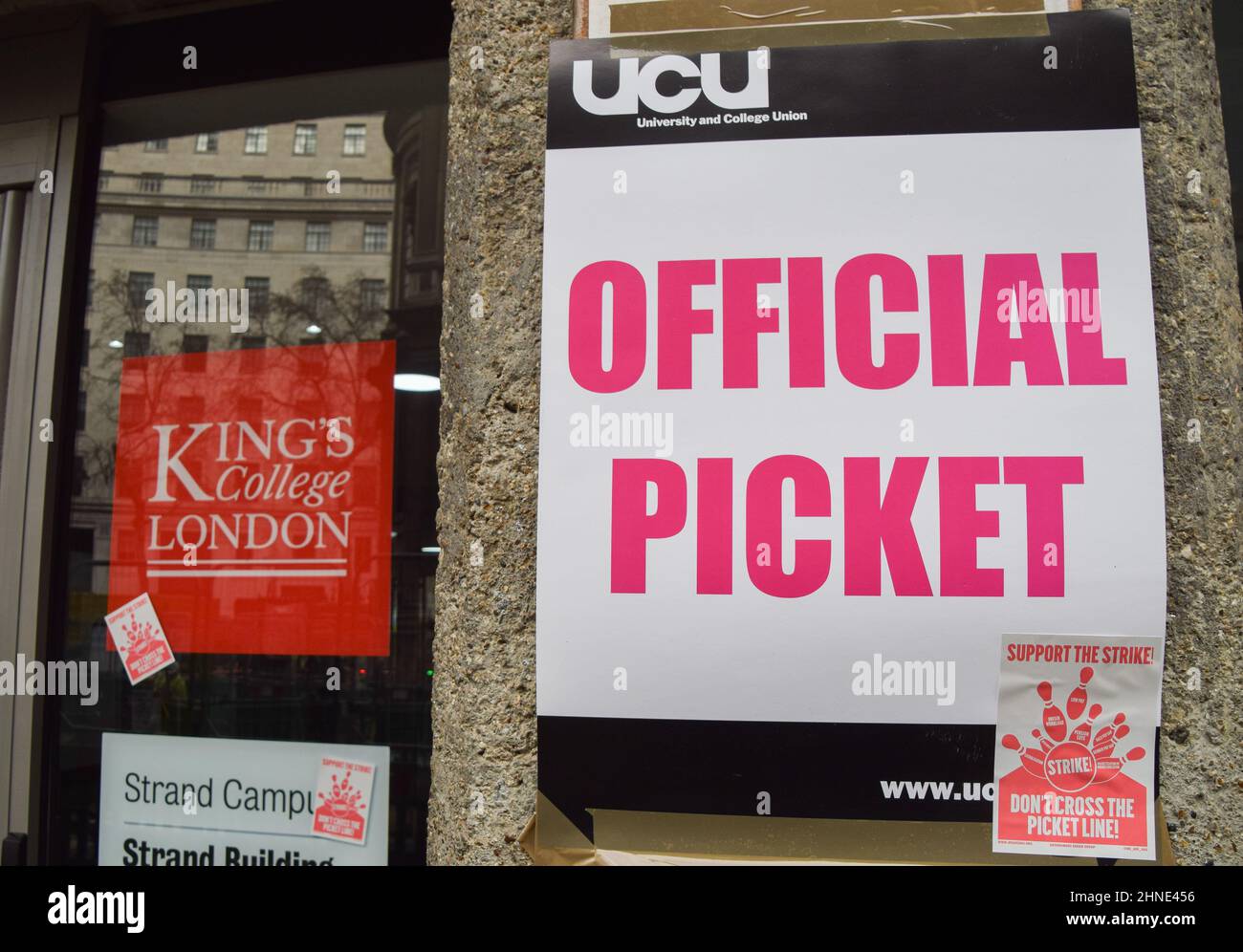 Londra, Inghilterra, Regno Unito. 16th Feb 2022. Cartello ufficiale Picket fuori dal King's College di Londra. Il personale di 44 università del Regno Unito è il giorno 3 del loro sciopero di 10 giorni sui tagli alle pensioni, sulle retribuzioni e sulle condizioni di lavoro. (Credit Image: © Vuk Valcic/ZUMA Press Wire) Foto Stock