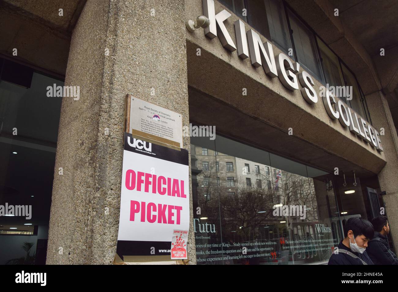 Londra, Inghilterra, Regno Unito. 16th Feb 2022. Cartello ufficiale Picket fuori dal King's College di Londra. Il personale di 44 università del Regno Unito è il giorno 3 del loro sciopero di 10 giorni sui tagli alle pensioni, sulle retribuzioni e sulle condizioni di lavoro. (Credit Image: © Vuk Valcic/ZUMA Press Wire) Foto Stock