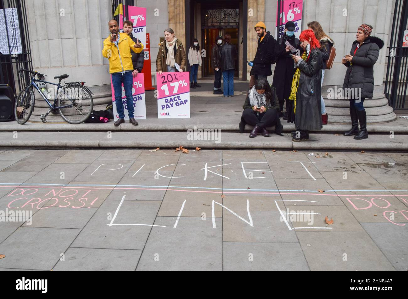 Londra, Inghilterra, Regno Unito. 16th Feb 2022. Manifestanti fuori dalla Bush House, King's College London. Il personale di 44 università del Regno Unito è il giorno 3 del loro sciopero di 10 giorni sui tagli alle pensioni, sulle retribuzioni e sulle condizioni di lavoro. (Credit Image: © Vuk Valcic/ZUMA Press Wire) Foto Stock