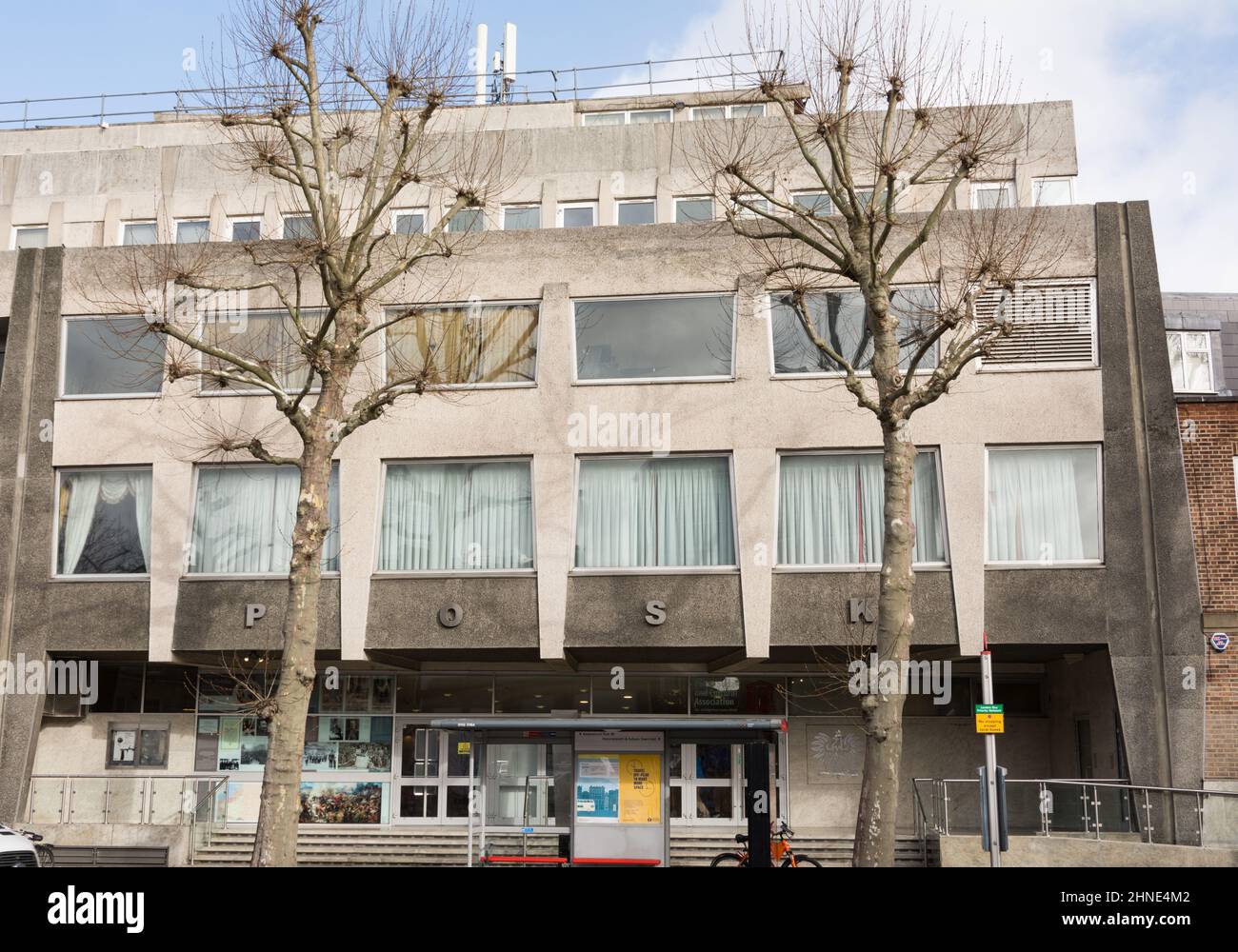 L'esterno dell'Associazione sociale e culturale polacca (POSK), King Street, Hammersmith, Londra, Inghilterra, REGNO UNITO Foto Stock