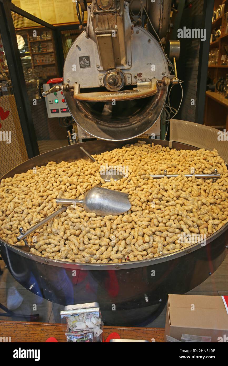 Maastricht, Paesi Bassi - Febbraio 9. 2022: Vista sulla vecchia tostatrice  di arachidi retrò nel negozio olandese Foto stock - Alamy