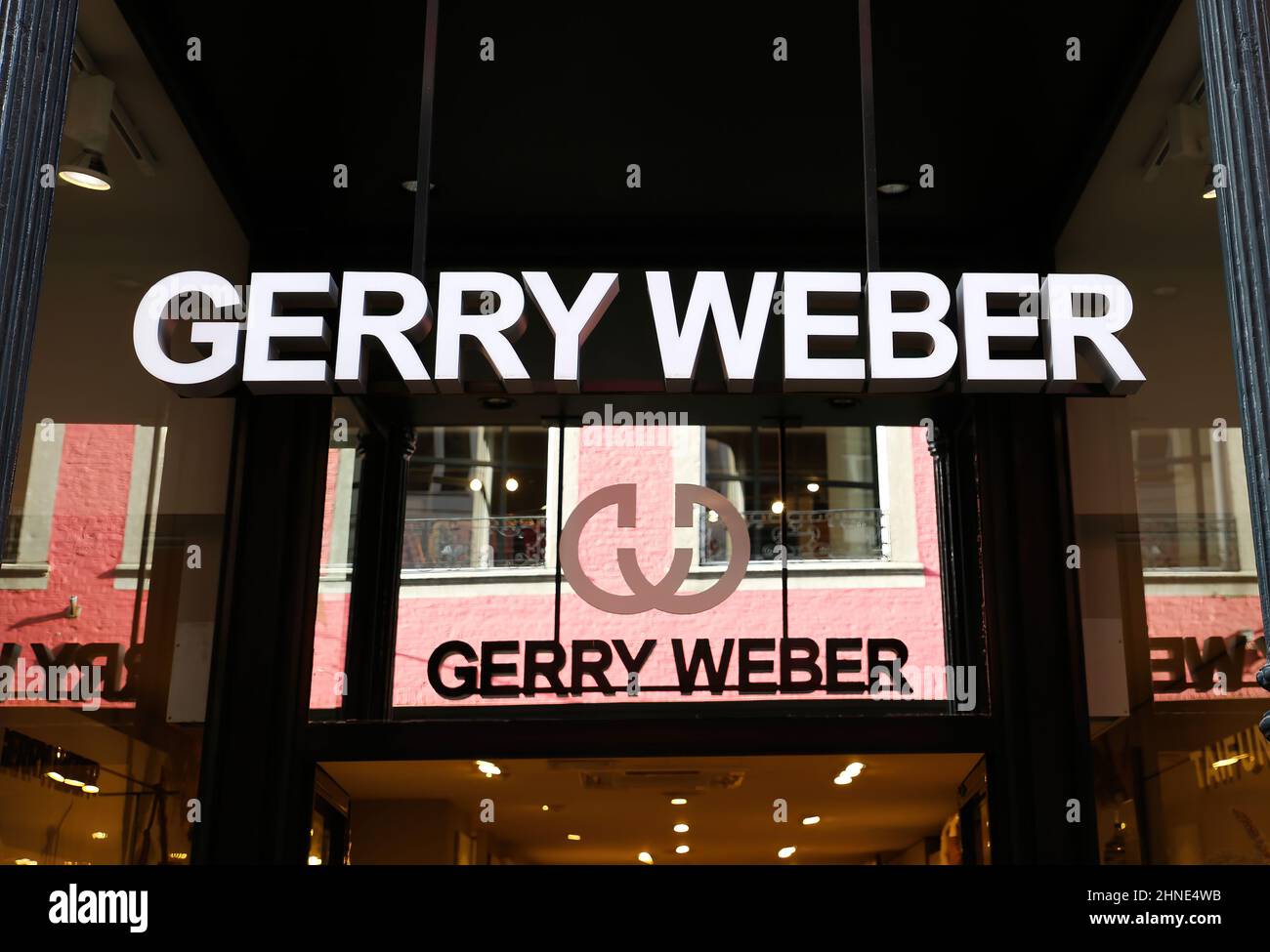 Maastricht, Paesi Bassi - Febbraio 9. 2022: Vista all'ingresso del negozio di moda con scritta con logo di Gerry Weber (attenzione alla lettera W nella scritta superiore Foto Stock