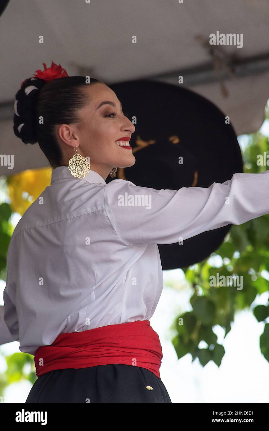 Una bella ballerina che indossa una camicetta bianca, una fascia rossa e una gonna nera balla nella Fiesta de Santa Fe, Santa Fe, New Mexico, USA. Foto Stock