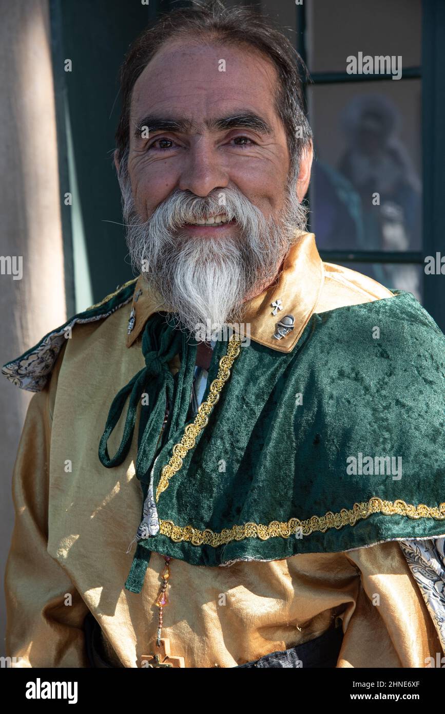 Un uomo vestito in costume da Conquistador per il festival religioso annuale, Fiesta de Santa Fe, a Santa Fe, New Mexico, Stati Uniti. Foto Stock