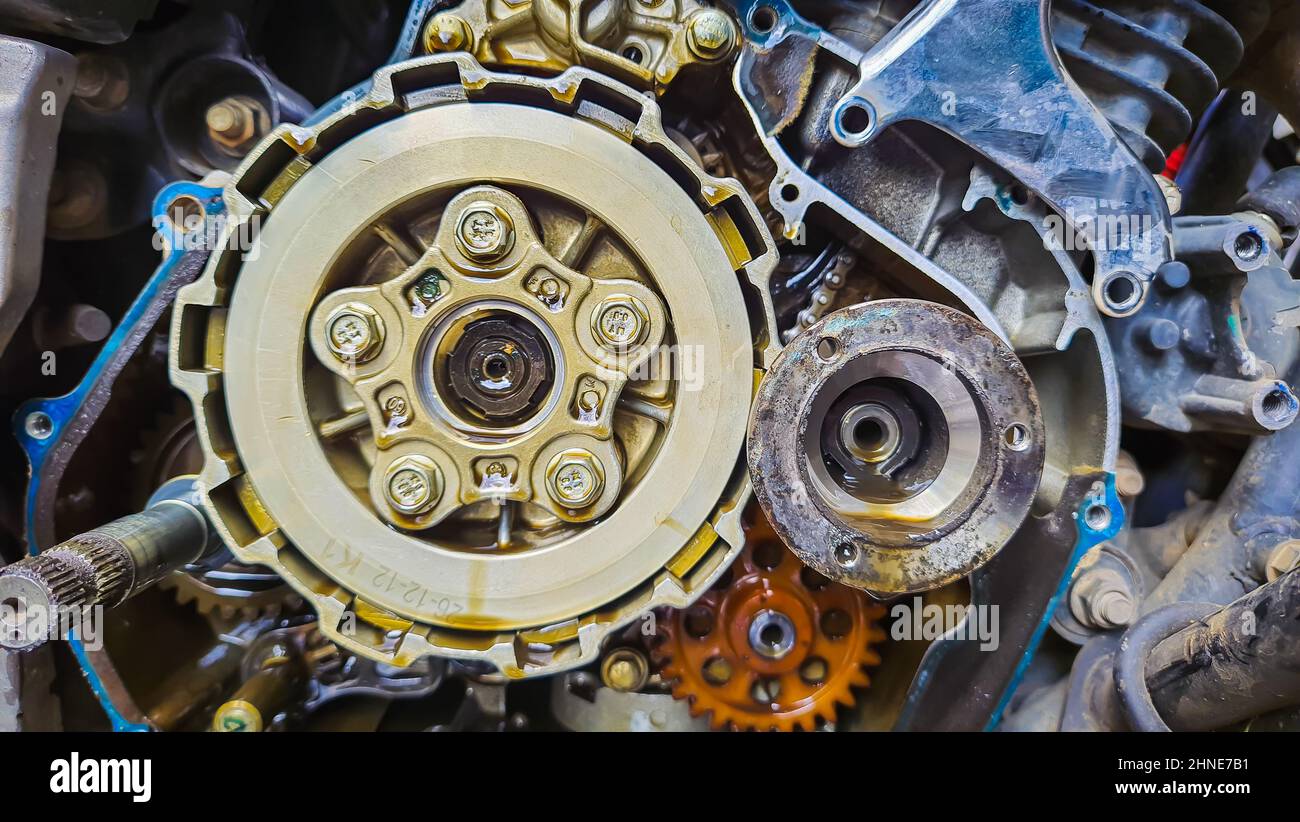 meccanismo del disco della frizione del motore del motociclo da un angolo piatto Foto Stock