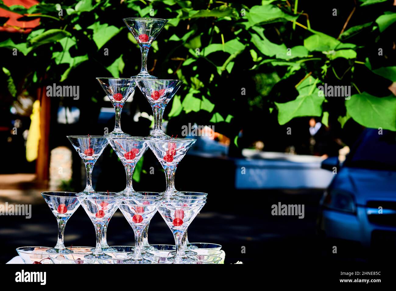 Un vetrino di bicchieri da cocktail con frutti di bosco in una calda giornata di festa Foto Stock