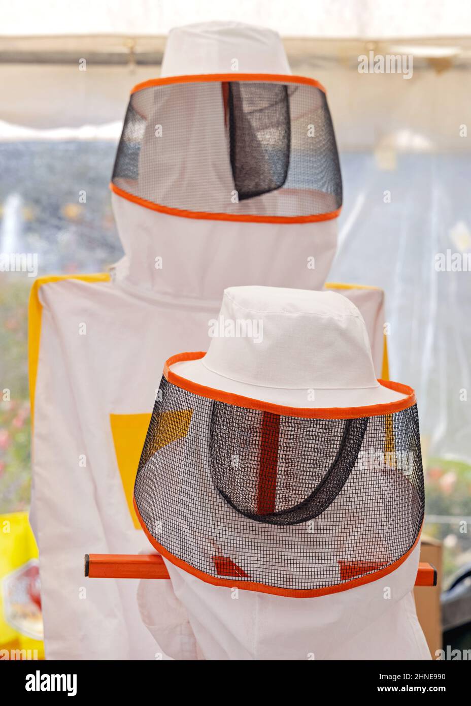 Due nuovi cappelli a velo Beekeeping Protection Gear Foto Stock