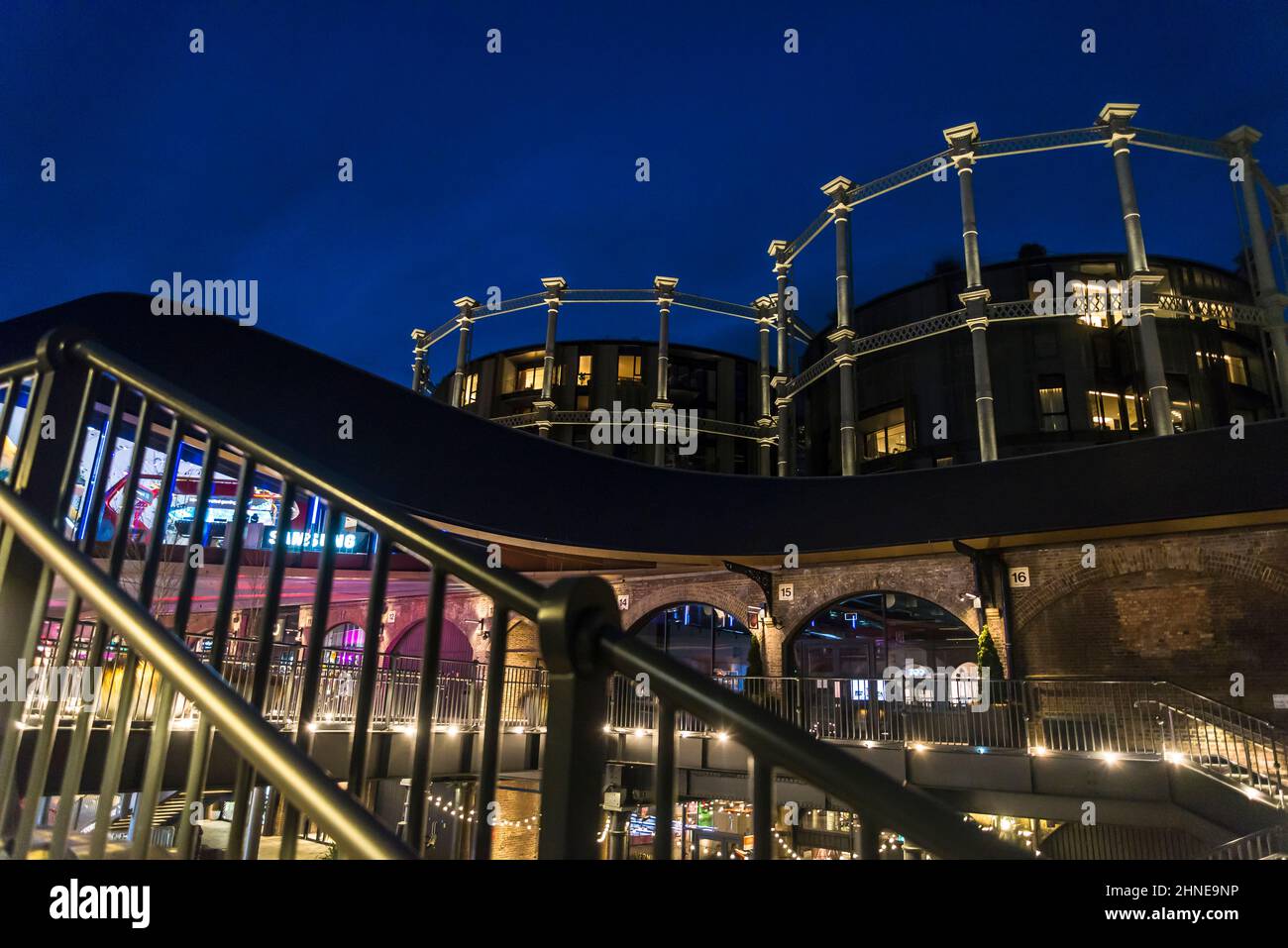 Il carbone cade Yard di notte, Handyside area, King's Cross urban Regeneration, Londra, Inghilterra, Regno Unito Foto Stock