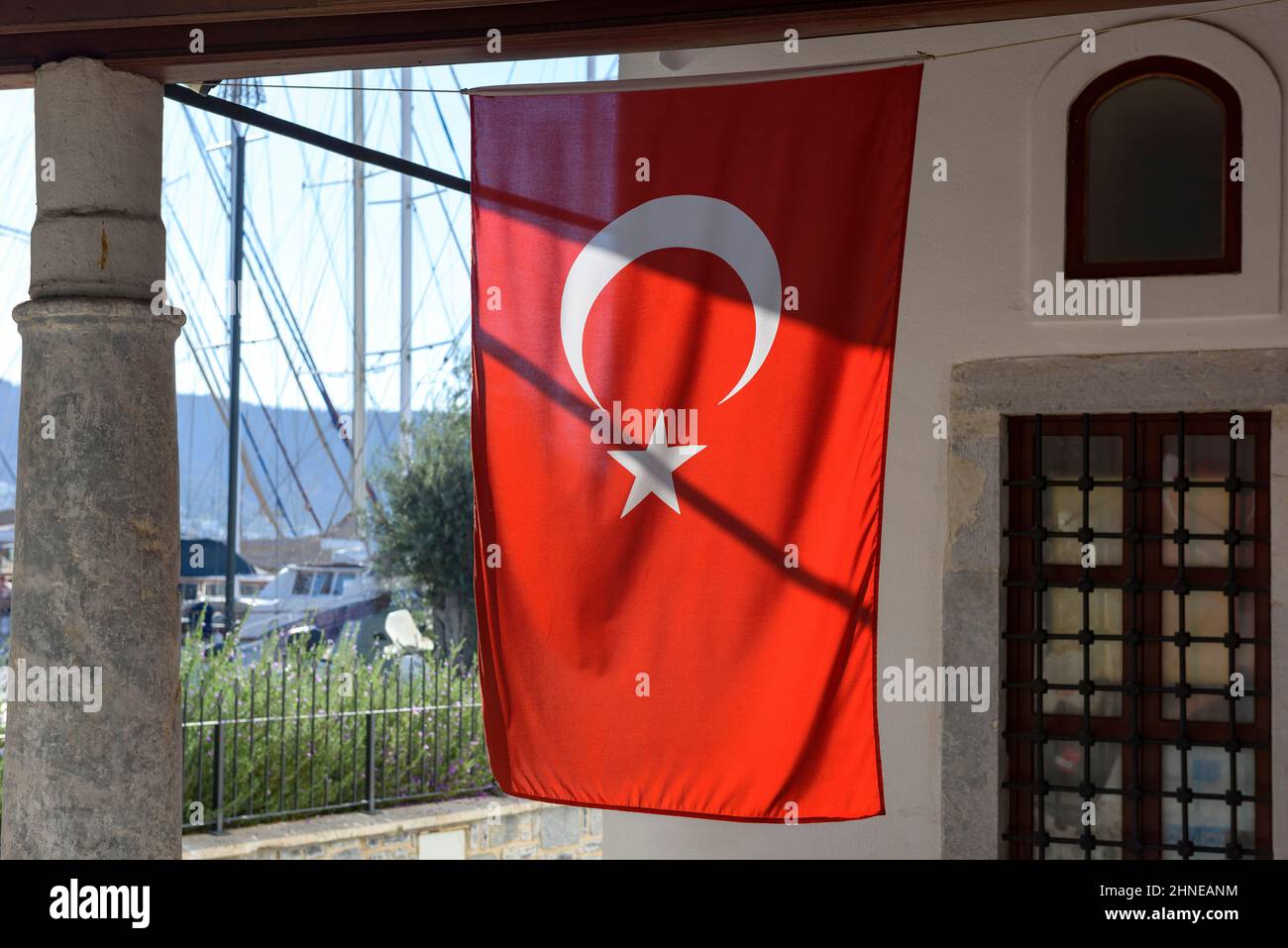 Primo piano, bandiera turca rossa accanto alla moschea di Bodrum, Turchia. Foto Stock