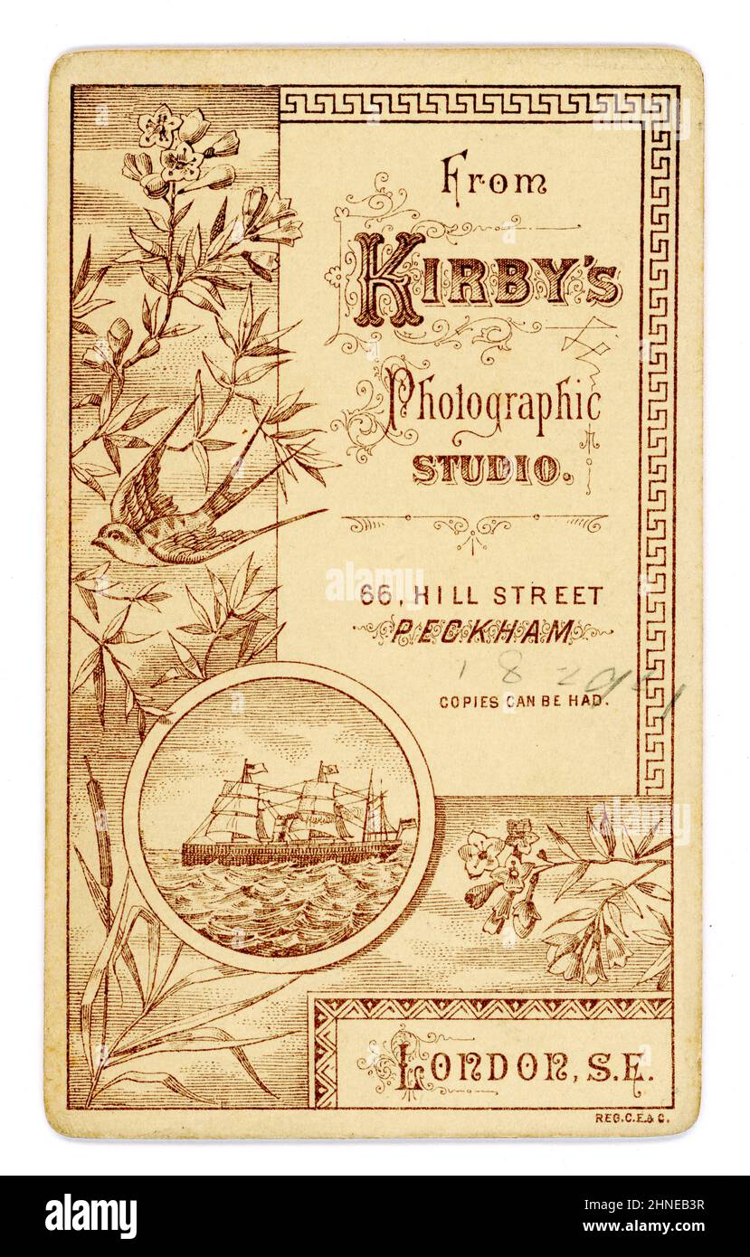 Inversione di stile originale vittoriano carte de Visite (CDV) o biglietto da visita con un uccello deglutito, fiori e una nave - dal Kirby's Photographic Studio 66 Hill Street, Peckham, South East London, Regno Unito circa alla fine del 1880s, 1890 Foto Stock