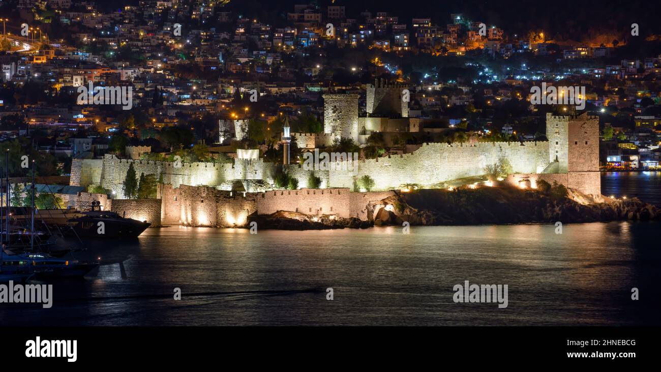 Bella vista del castello di Bodrum in serata, con illuminazione notturna. Turchia, Mugla. Foto Stock