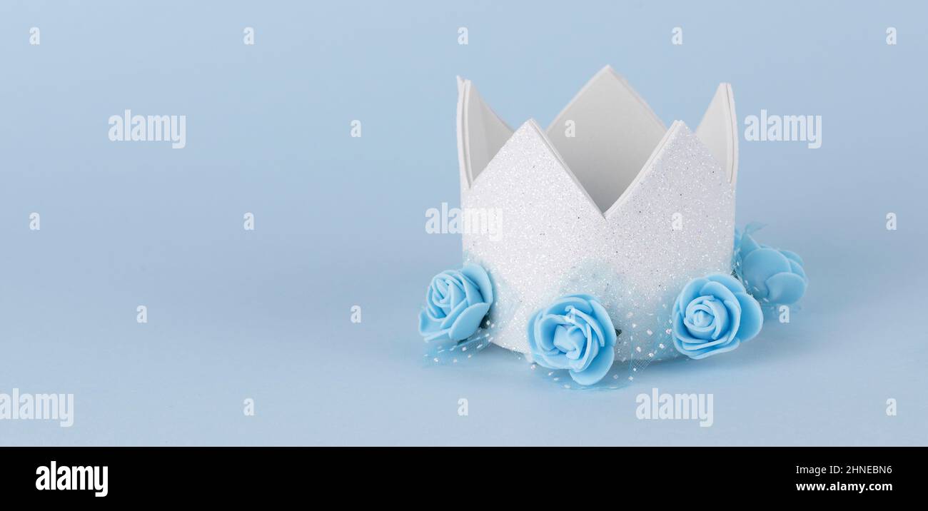 Bella corona fatta a mano piccola principessa con fiori di rosa Foto Stock