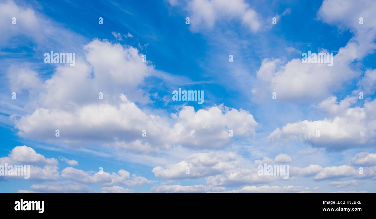 Bellissimo cielo blu brillante con sfondo nuvole estive Foto Stock