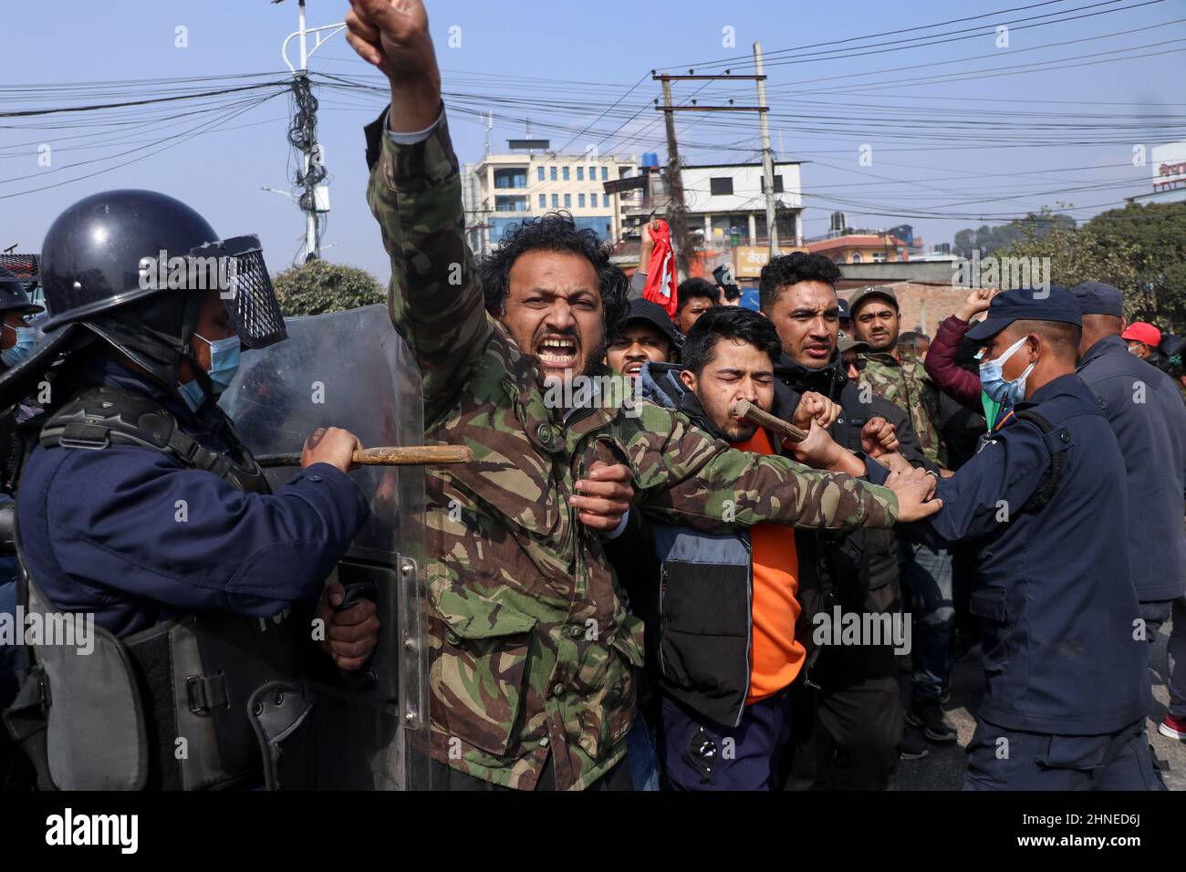 Kathmandu, NE, Nepal. 16th Feb 2022. I quadri di diversi partiti politici si scontrano con la polizia di sommosse durante una protesta contro la concessione del MCC del governo americano proposta per il Nepal, a Kathmandu, in Nepal. Molti in Nepal ritengono che la sovvenzione sia parte della strategia americana per contrastare la Cina, quindi sono contrari. (Credit Image: © Aryan Dhimal/ZUMA Press Wire) Foto Stock