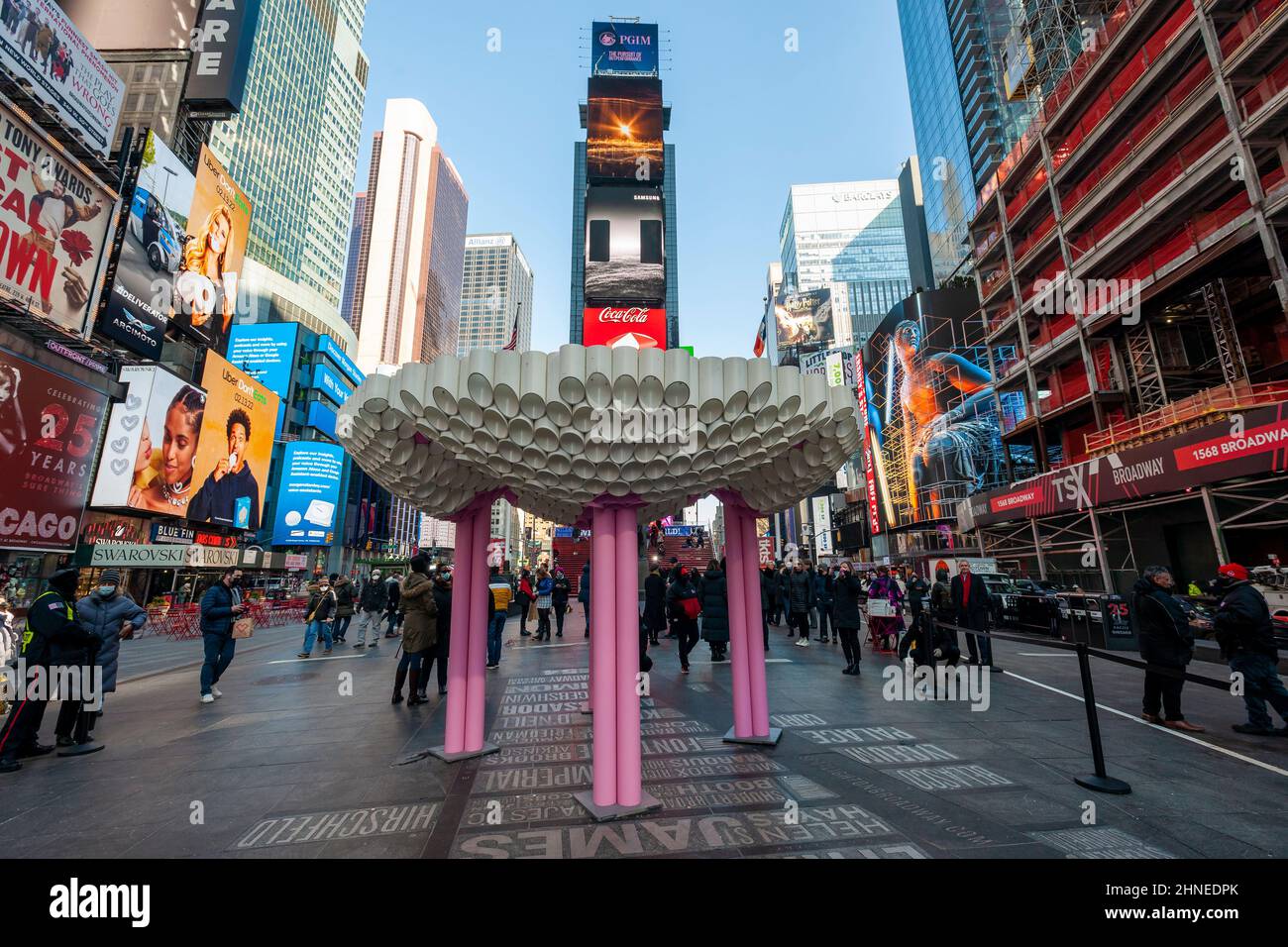 I turisti e i mezzi di comunicazione di massa “Bloom”, il vincitore del Concorso annuale di Amore e Design di Times Square 14th a New York, alla sua inaugurazione di mercoledì 9 febbraio 2022. Disegnata da Habitat Workshop, la scultura che assomiglia ad un padiglione, crea un paesaggio lunare nel mezzo della cacofonia di Times Square. "Bloom" sarà in mostra fino a marzo 9. (© Richard B. Levine) Foto Stock