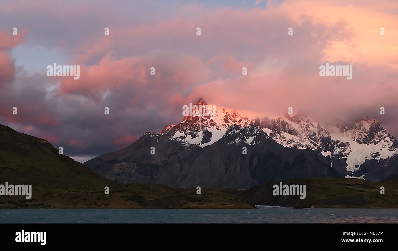 Alba al Parco Nazionale Torres del Paine, Cile Foto Stock
