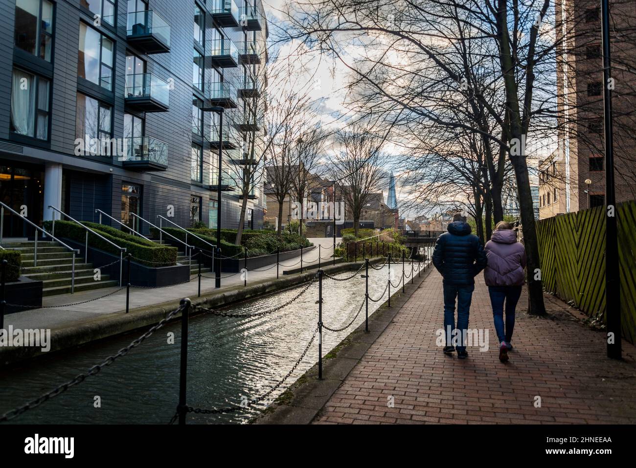 Park vista Tower appartamenti di lusso lungo un canale a Wapping, una zona risviluppata ex banchine a Tower Hamlets, Londra, Regno Unito Foto Stock