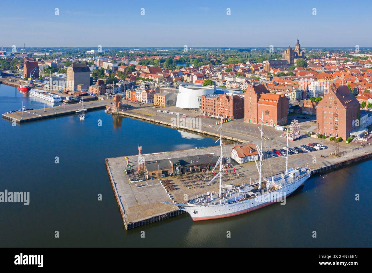 Vista aerea sull'acquario pubblico di Ozeaneum e sul barque a tre alberi Gorch Fock ancorato nel porto della città di Stralsund, Mecklenburg-Vorpommern, Germania Foto Stock