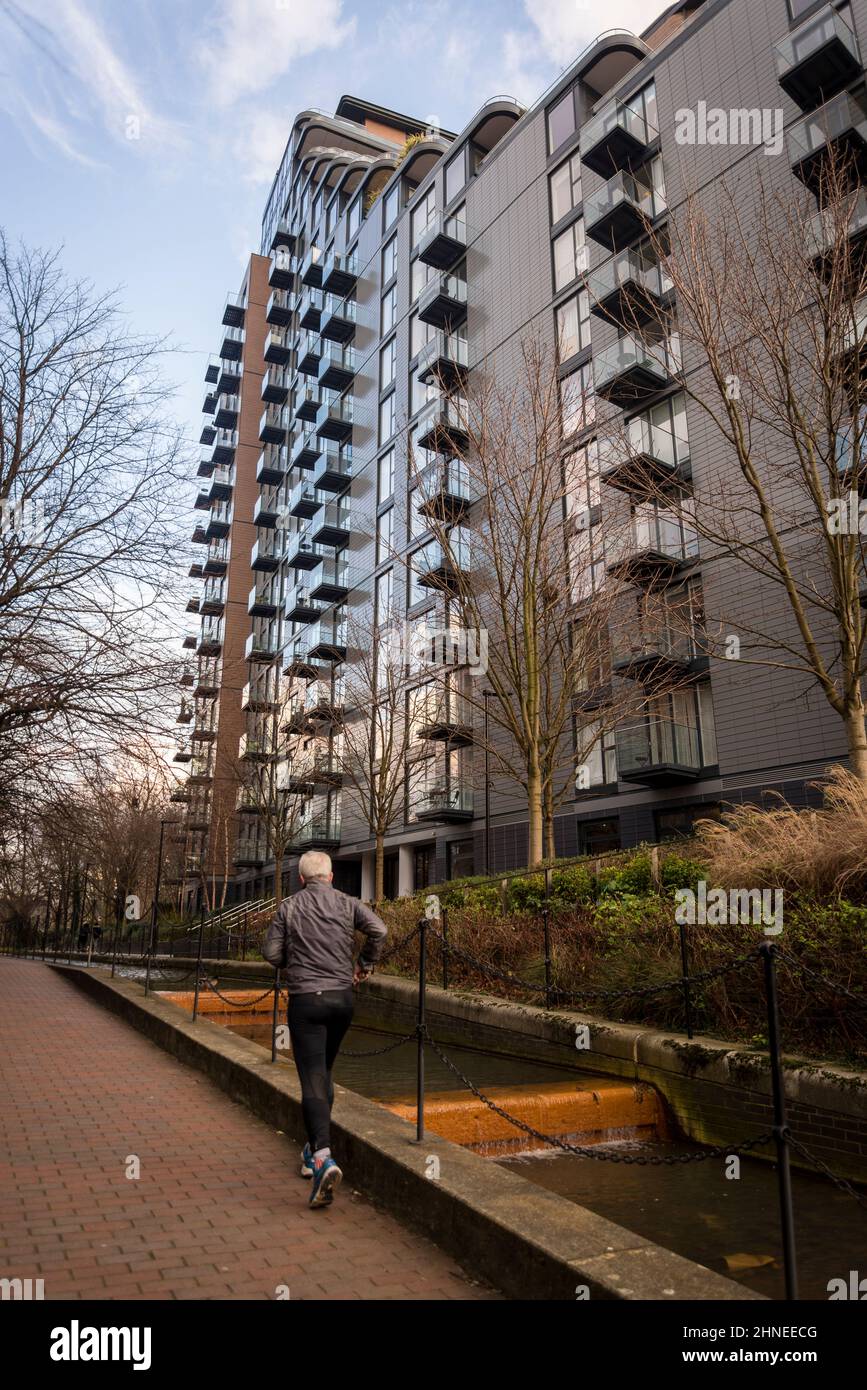 Park vista Tower appartamenti di lusso lungo un canale a Wapping, una zona risviluppata ex banchine a Tower Hamlets, Londra, Regno Unito Foto Stock