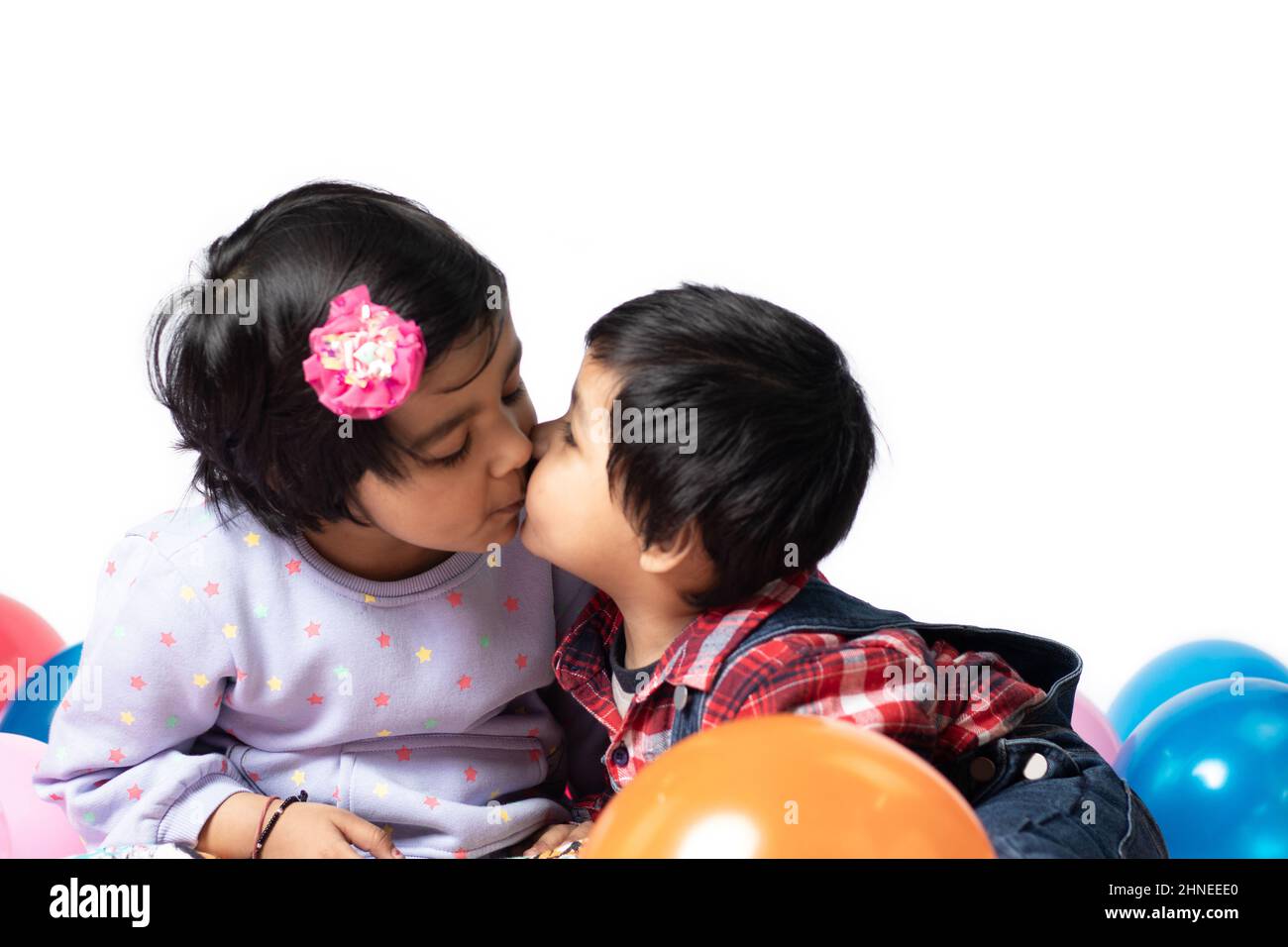 Asian Indian anziano suor Kisses Fratello toddler. Fratelli, Amore, fiducia, affetto, cura, Compagno, innocenza, divertimento, godimento, tenerezza, Insieme Foto Stock